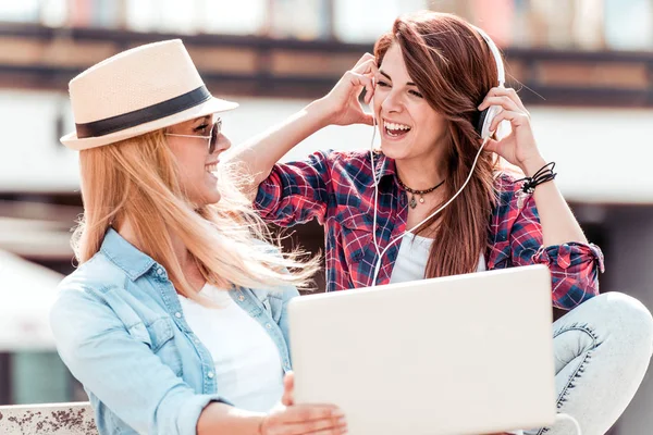 Chicas escuchando música con auriculares — Foto de Stock