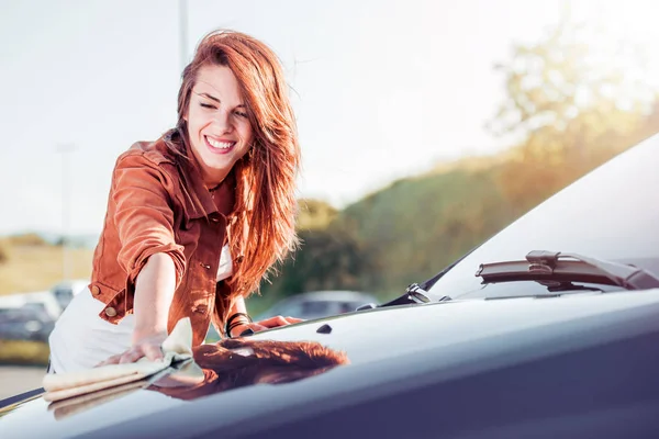 Vrouw schoonmaak auto — Stockfoto