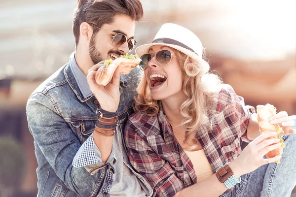 Pareja comiendo sándwiches — Foto de Stock