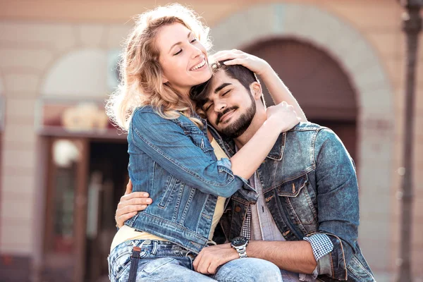 Sonriente pareja abrazándose — Foto de Stock