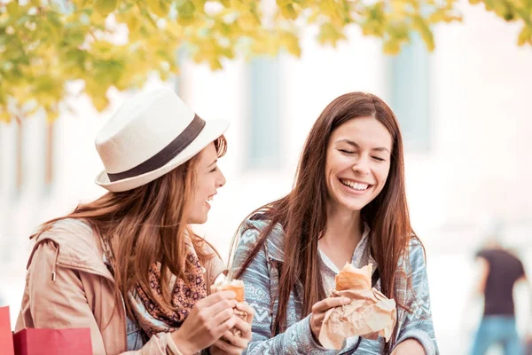 Lányok eszik szendvicseket kívül — Stock Fotó