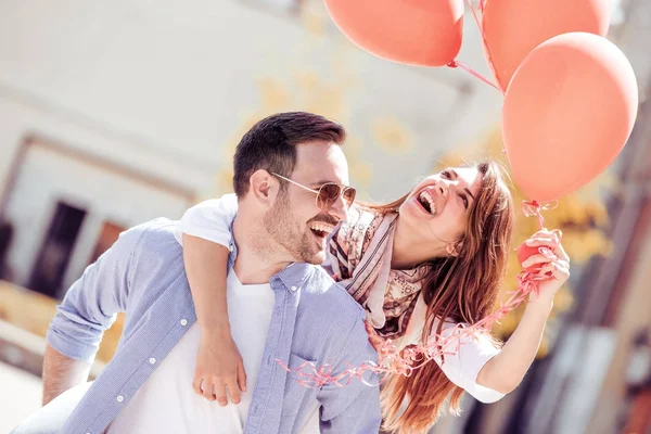 Pareja divirtiéndose al aire libre — Foto de Stock