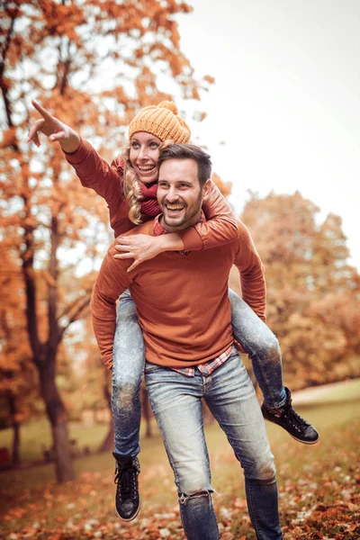 Paar hat Spaß — Stockfoto