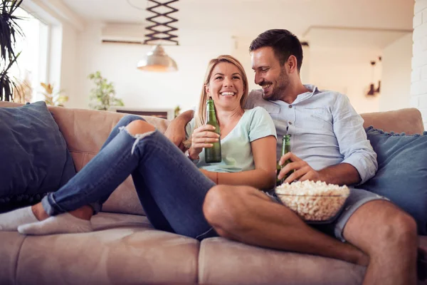 İki bira ve patlamış mısır ile TV izlerken