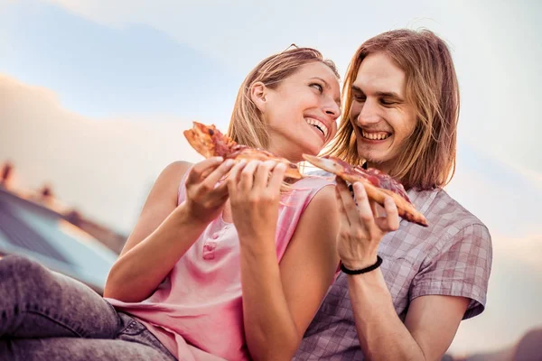 Pareja comiendo pizza — Foto de Stock