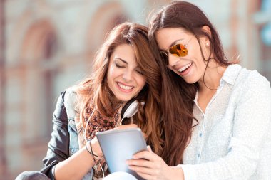 Kızlar tablet açık kullanma