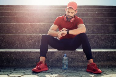 Smartwatch eğitimden sonra kullanan fitness adam