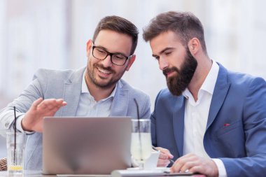 Ofiste çalışan iş adamları.