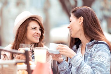 Kafede kahve fincanı kadınlarla