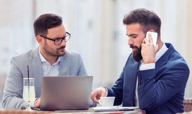 Ofiste çalışan iş adamları.