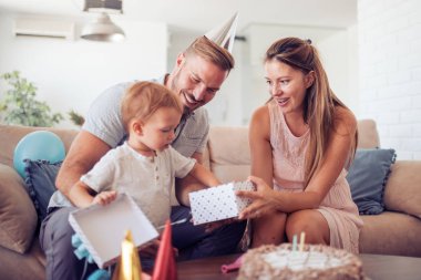 Anne Çocuk hediye doğum günü için vermek