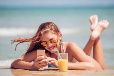 Kumsalda dinlenen kadın