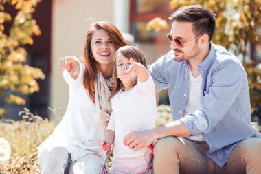 Aile açık havada parmakları işaret