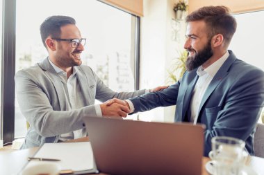 İş adamları el sıkışıyor