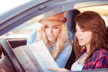 Seyahat ederken haritaya bakıyordum kızlar 