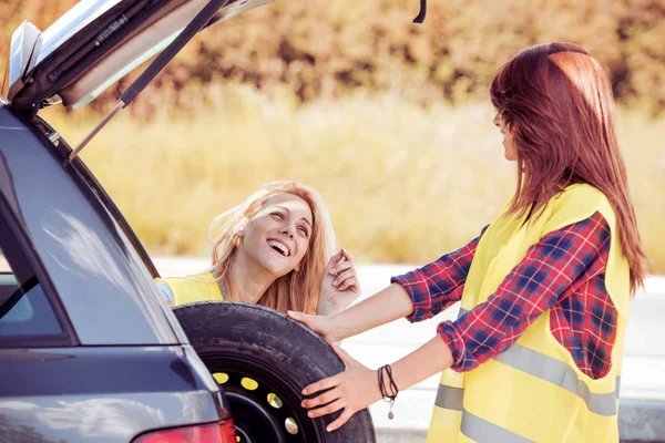 Κορίτσια αλλαγή τροχού σε σπασμένο αυτοκίνητο — Φωτογραφία Αρχείου
