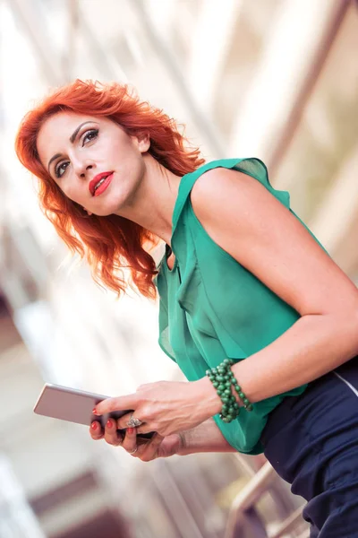 Kızıl saçlı kadın tablet kullanma