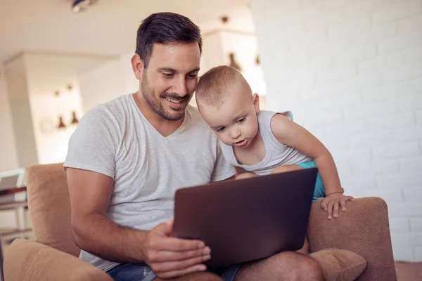 Padre e hijo usando laptop — Foto de Stock