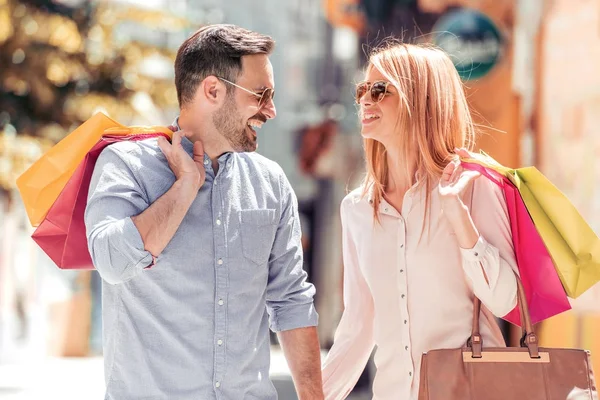 Couple marche avec des sacs à provisions — Photo