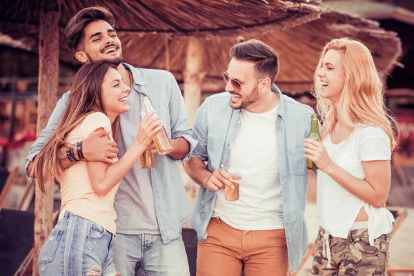 Sahilde bira içiyor arkadaşlar