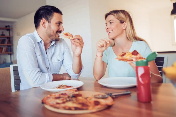 Paar pizza 's eten — Stockfoto