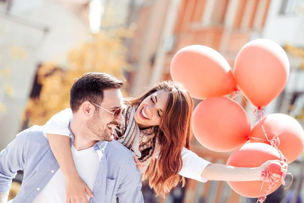 Couple having fun with balloons — Stock Photo, Image