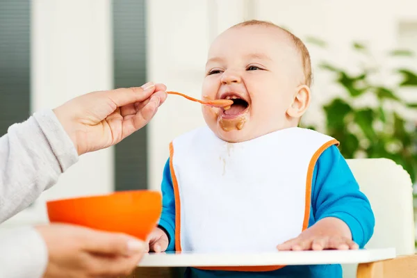 Madre alimentando al bebé con cuchara —  Fotos de Stock