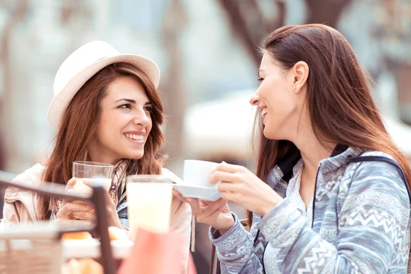 Kafede kahve fincanı kadınlarla