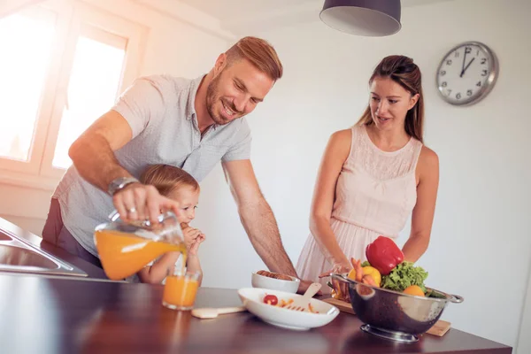 Famille heureuse sur la cuisine — Photo