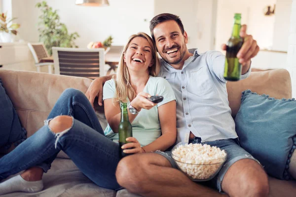 Çift kanepede televizyon izlerken