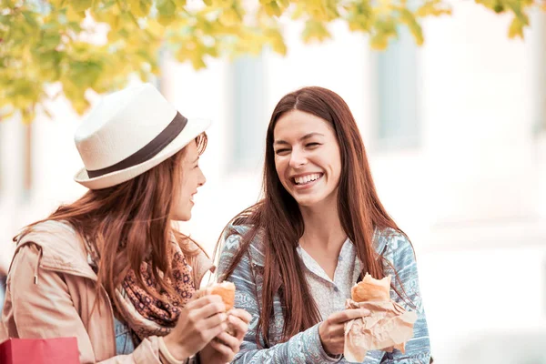 Lányok eszik szendvicseket szabadtéri — Stock Fotó