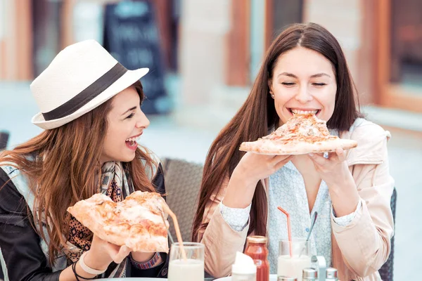 Lányok eszik pizza, kávézó — Stock Fotó