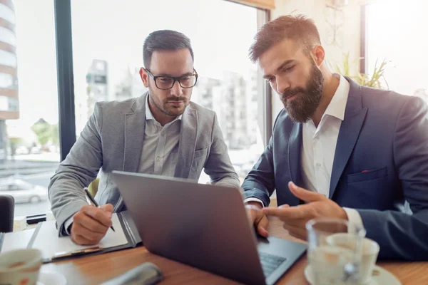 Geschäftsleute arbeiten mit Laptop — Stockfoto