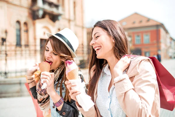 Chicas comiendo helado en la calle — Foto de Stock