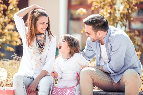 Familia con hija divirtiéndose en la ciudad . — Foto de Stock