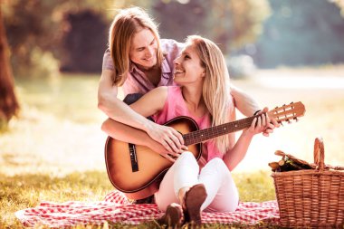 Gitar çalmak pikniğe Çift