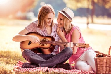 Gitar çalmak pikniğe Çift