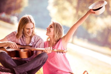 Gitar çalmak pikniğe Çift