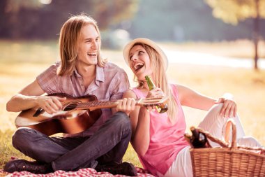 Gitar çalmak pikniğe Çift