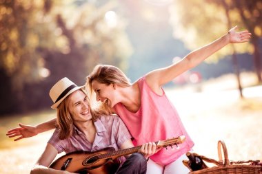 Gitar çalmak pikniğe Çift
