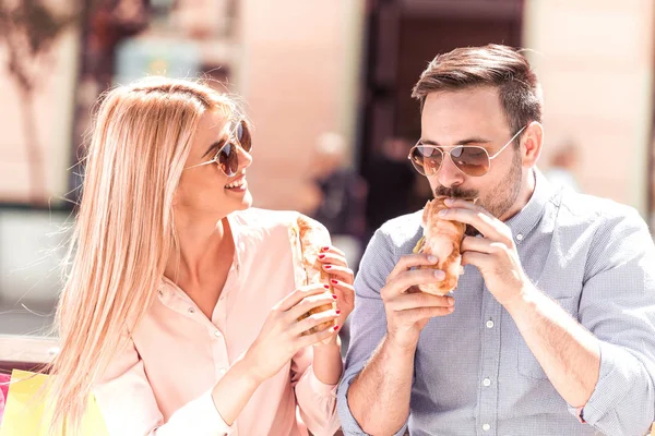 Paar eten van broodjes — Stockfoto