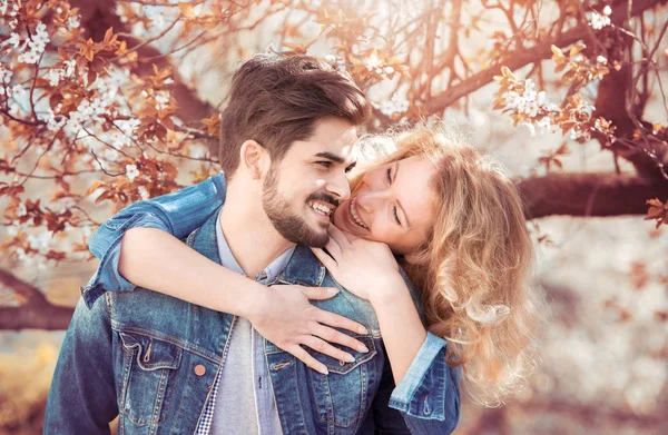 Pareja abrazándose en parque — Foto de Stock