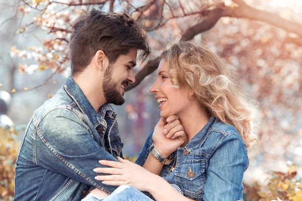 Pareja abrazándose en parque — Foto de Stock