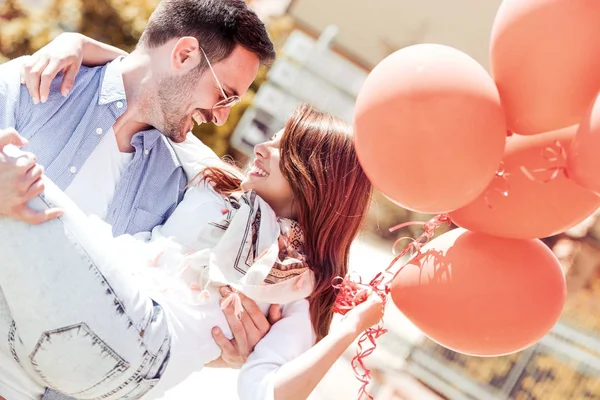 Echtpaar met baloons op straat — Stockfoto