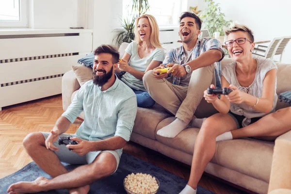 Amici che giocano ai videogiochi — Foto Stock