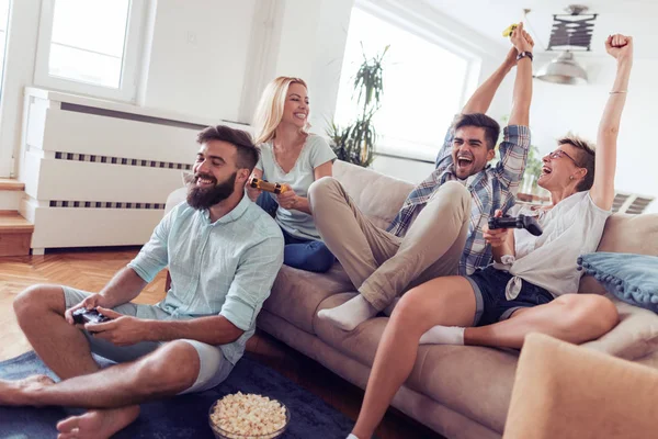 Video oyunu oynayan arkadaşlar