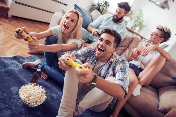 Video oyunu oynayan arkadaşlar