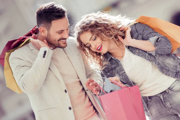 Glückliches Paar beim gemeinsamen Einkaufen — Stockfoto