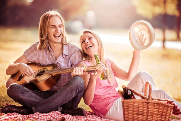 Couple on picnic playing guitar — Stock Photo, Image