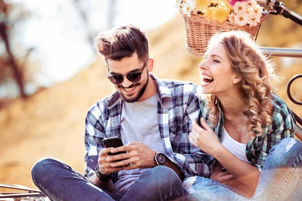 Pareja descansando en el parque — Foto de Stock